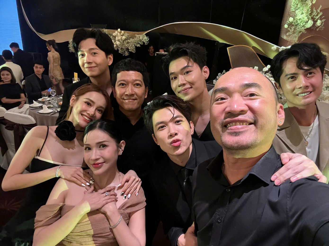 Thân thiết với Tiến Luật nên Anh Tú Atus và Song Luân không ngần ngại chọc ghẹo đàn anh. Thân thiết với Tiến Luật nên Anh Tú Atus và Song Luân không ngần ngại chọc ghẹo đàn anh.