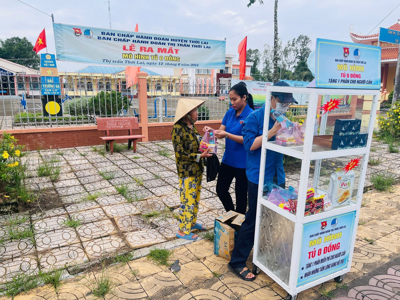 Ra mắt từ đầu tháng 6, đến nay "mô hình tủ 0 đồng" đã duy trì được 16 tuần, các đoàn viên thanh niên gửi trao nhiều phần quà đến bà con nhân dân.
