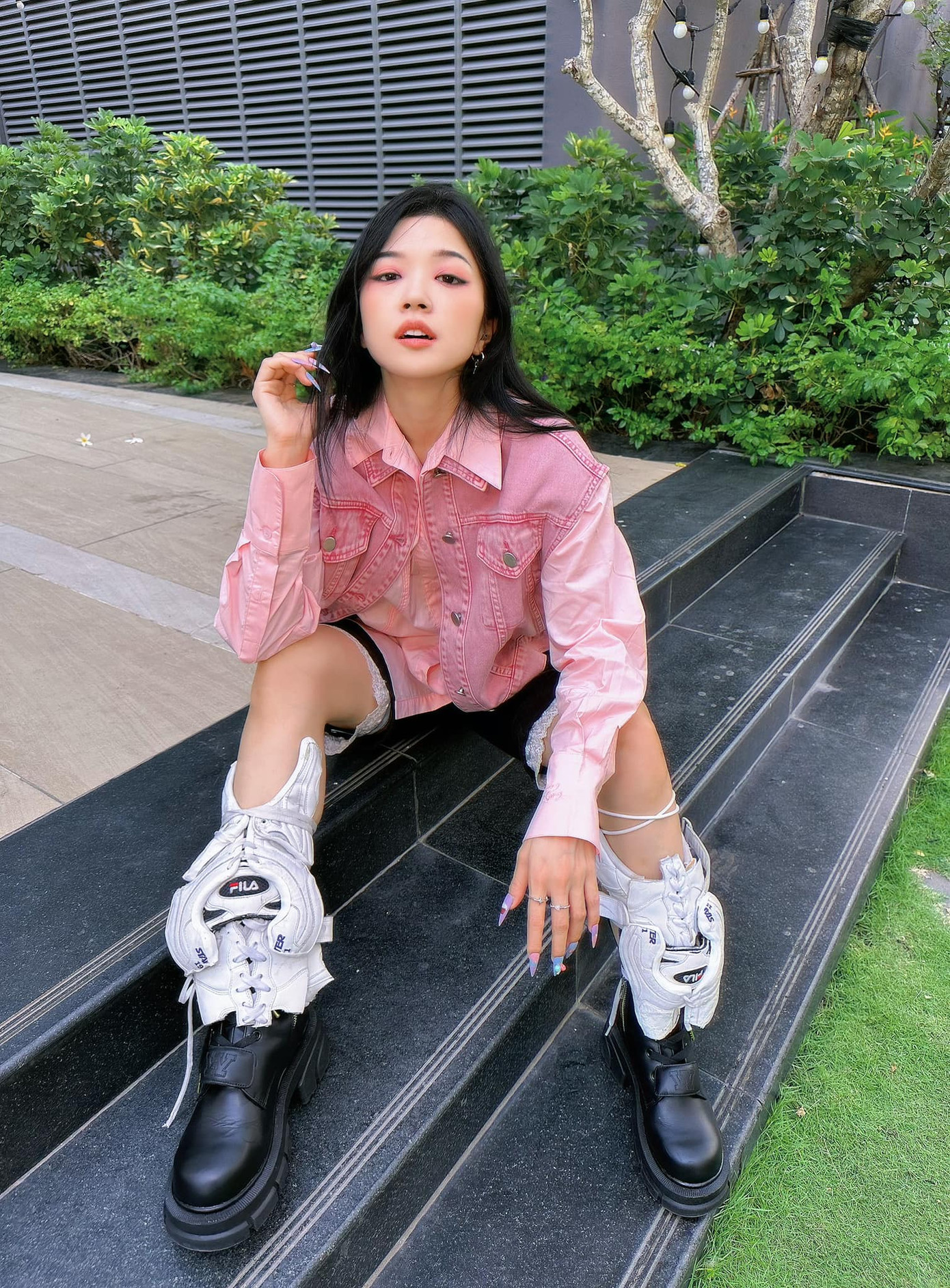 Suni Hạ Linh theo đuổi phong cách cá tính, cố thoát khỏi hình ảnh &quot;bánh bèo&quot; quen thuộc.