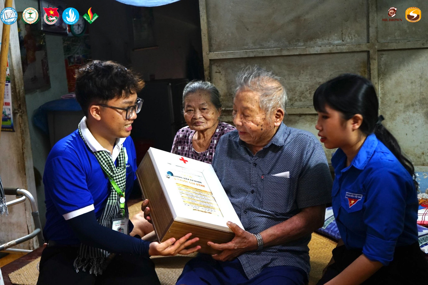 Ảnh: Blouse trắng tình nguyện Đại học Y Dược TP. Hồ Chí Minh Ảnh: Blouse trắng tình nguyện Đại học Y Dược TP. Hồ Chí Minh