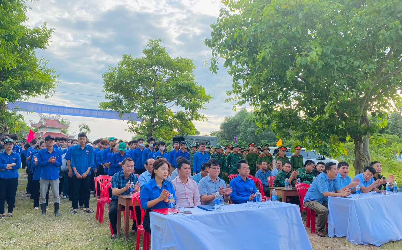 Buổi lễ thu hút đông đảo đoàn viên thanh niên và các chiến sĩ công an, bộ đội tham gia. Ảnh: Fanpage Tỉnh đoàn Quảng Trị