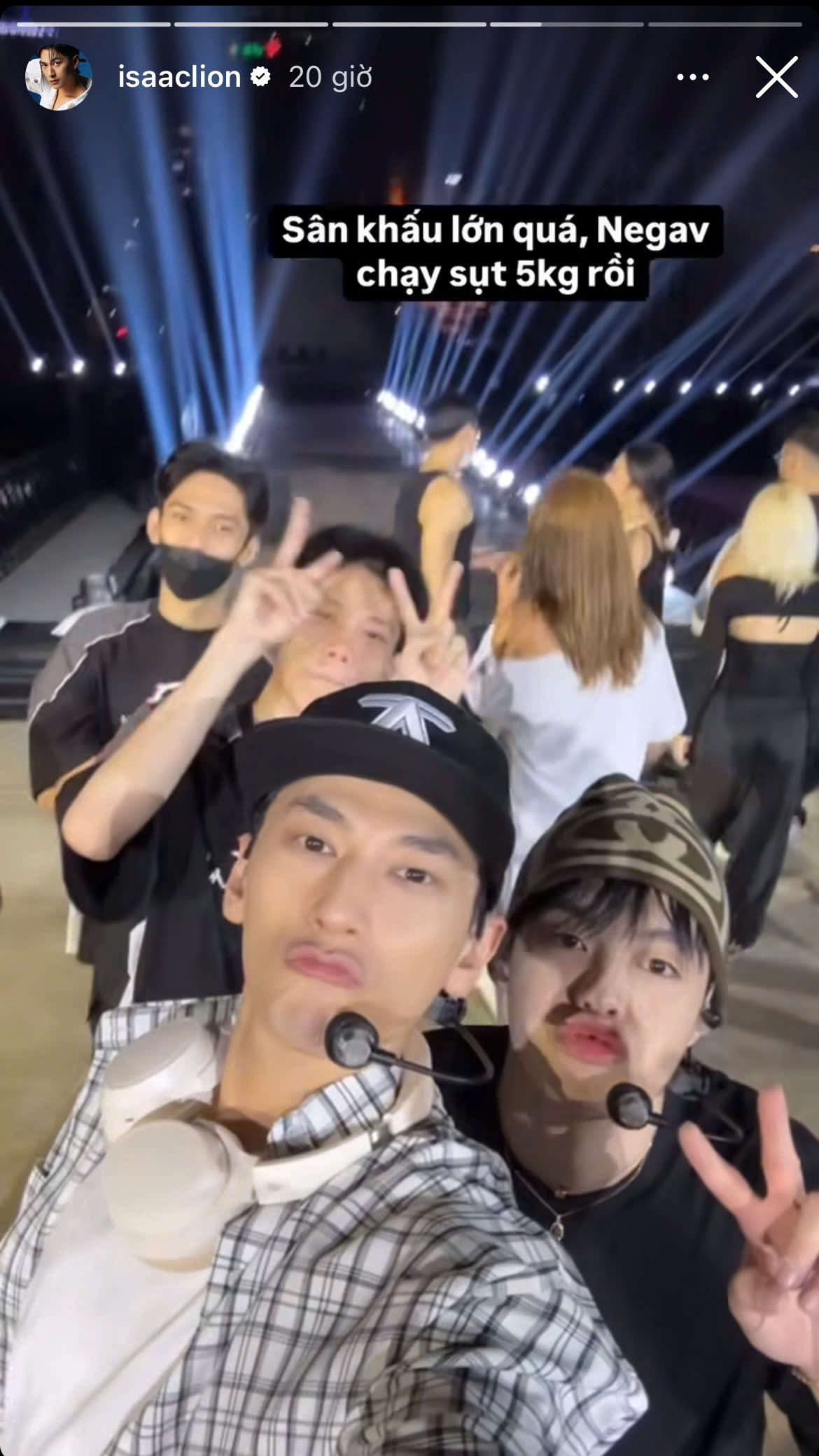 Về phần ISAAC, anh không đưa ra con số chính thức nhưng cũng "ngầm" cho biết concert sẽ rất hoành tráng đến mức NEGAV "chạy sụt 5 kg". Về phần ISAAC, anh không đưa ra con số chính thức nhưng cũng "ngầm" cho biết concert sẽ rất hoành tráng đến mức NEGAV "chạy sụt 5 kg".