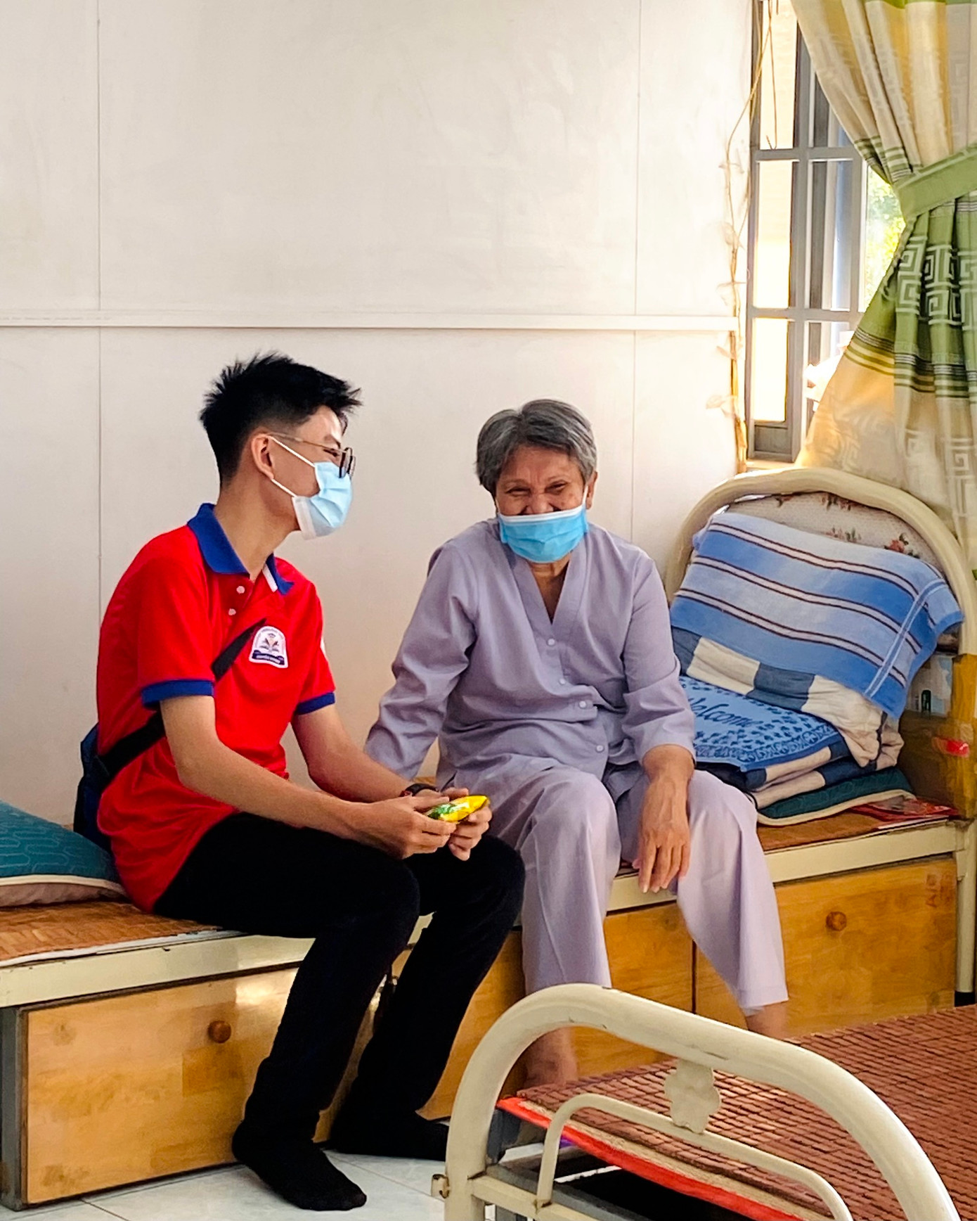 Các chiến sĩ cùng trò chuyện, lắng nghe những chia sẻ và tâm tư của các cụ. Ảnh: Chiến dịch Hoa Phượng Đỏ TP.HCM. Các chiến sĩ cùng trò chuyện, lắng nghe những chia sẻ và tâm tư của các cụ. Ảnh: Chiến dịch Hoa Phượng Đỏ TP.HCM.