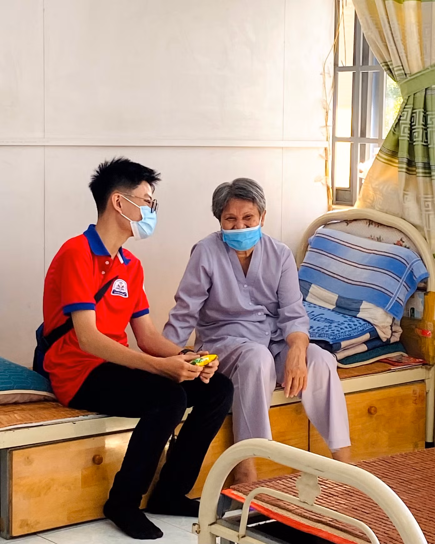 Các chiến sĩ cùng trò chuyện, lắng nghe những chia sẻ và tâm tư của các cụ. Ảnh: Chiến dịch Hoa Phượng Đỏ TP.HCM. Các chiến sĩ cùng trò chuyện, lắng nghe những chia sẻ và tâm tư của các cụ. Ảnh: Chiến dịch Hoa Phượng Đỏ TP.HCM.