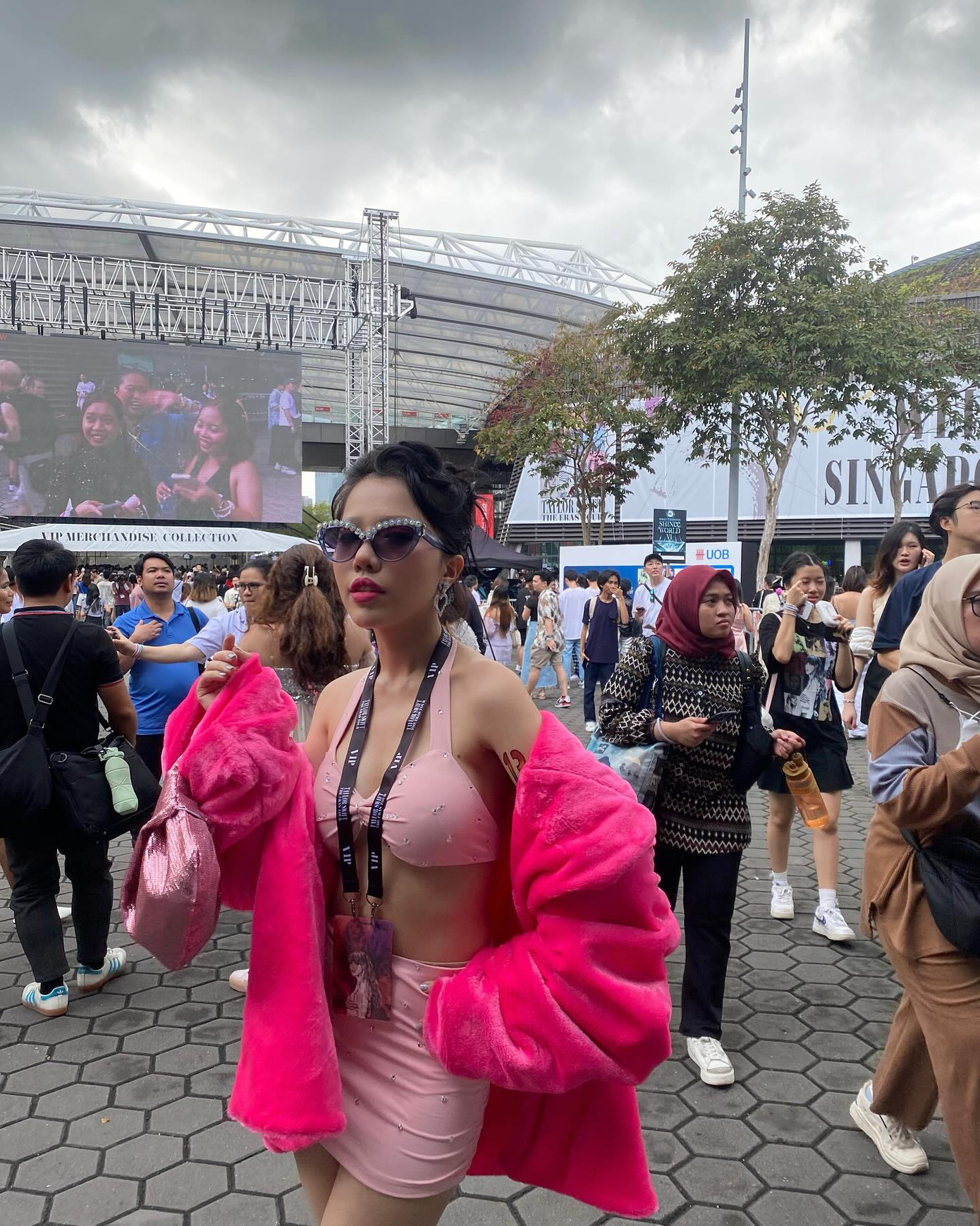 Phùng Khánh Linh check-in ngay ngày đầu tiên của tour diễn.