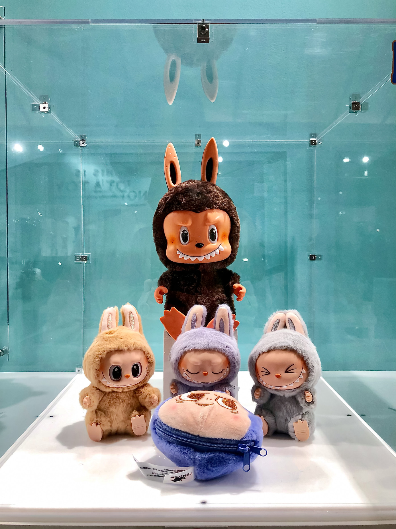 Các phiên bản Labubu cũng được trưng bày.