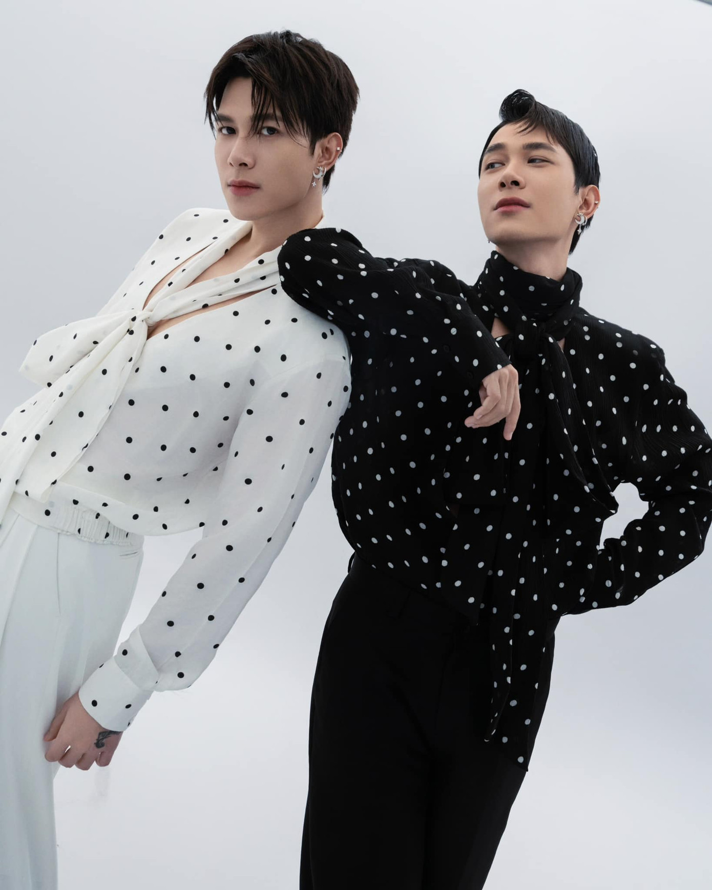 Kiểu áo mới có phần nữ tính khi có sự kết hợp giữa cổ đổ có dây thắt nơ và chấm bi. Kiểu áo mới có phần nữ tính khi có sự kết hợp giữa cổ đổ có dây thắt nơ và chấm bi.