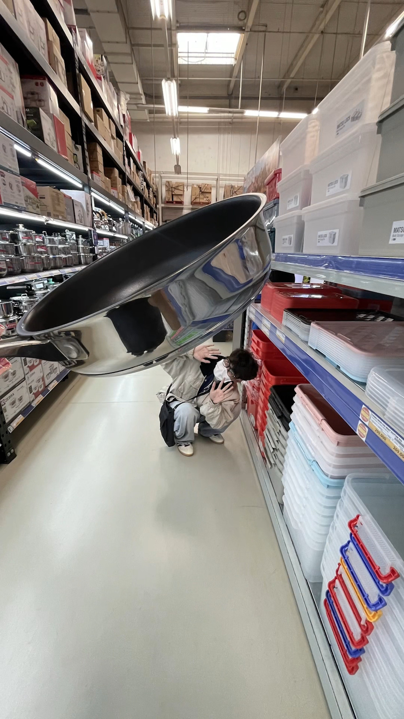 Giới trẻ bỗng hóa tí hon cùng style chụp ảnh phong cách "á cứu tui". (Nguồn: @romdayne)