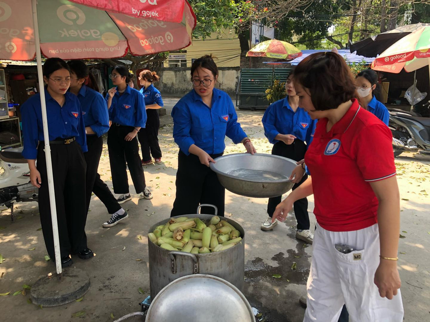 Các thành viên của đội cũng tham gia nấu ăn để chuẩn bị những suất ăn miễn phí. Các thành viên của đội cũng tham gia nấu ăn để chuẩn bị những suất ăn miễn phí.