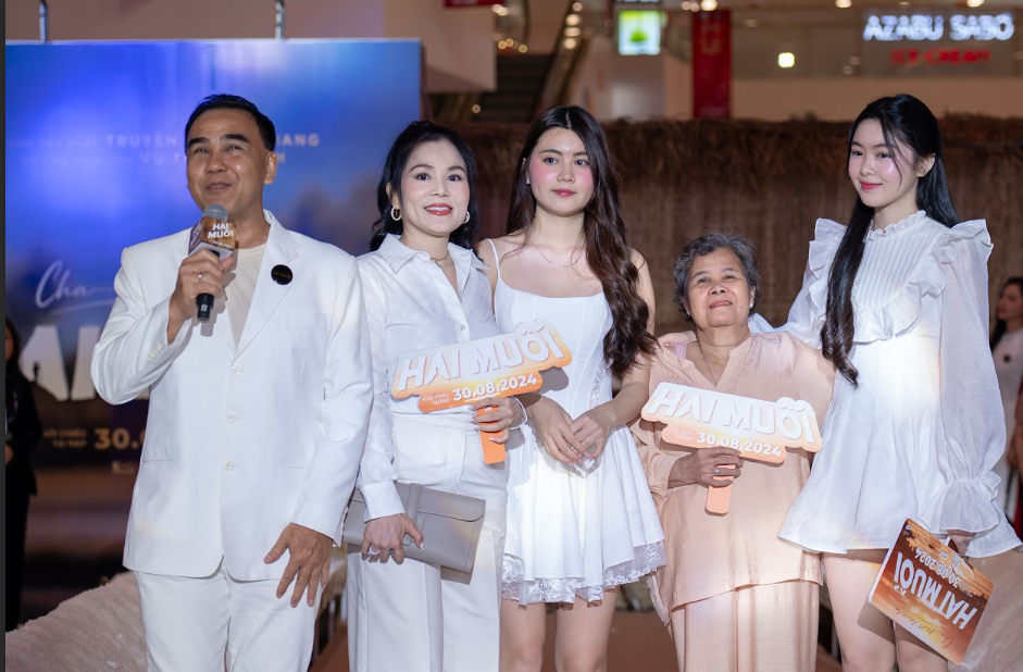 Lọ Lem và Hạt Dẻ kề cạnh bên bà nội. Đây cũng là lần đầu mẹ ruột MC Quyền Linh tham gia sự kiện ra mắt phim của con. Lọ Lem và Hạt Dẻ kề cạnh bên bà nội. Đây cũng là lần đầu mẹ ruột MC Quyền Linh tham gia sự kiện ra mắt phim của con.