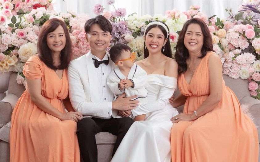 Á hậu Thúy Vân khoe ảnh "hai điểm tựa" vững chắc của gia đình. Á hậu Thúy Vân khoe ảnh "hai điểm tựa" vững chắc của gia đình.