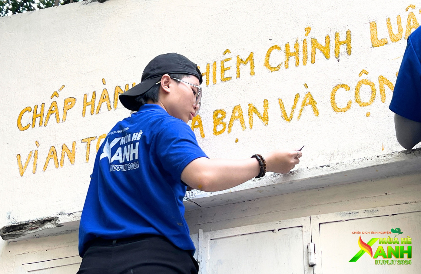 Các chiến sĩ thuộc đội hình Nét vẽ xanh đã dành nhiều thời gian để lên ý tưởng, thiết kế bản vẽ và hướng dẫn các bạn chiến sĩ cùng thực hiện những bức họa đầy sắc màu.