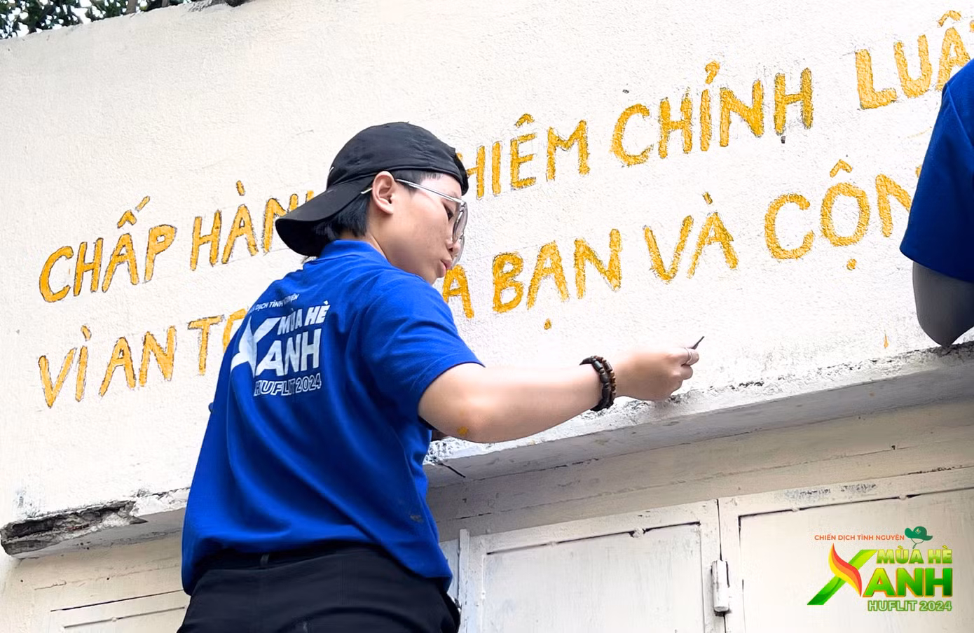 Các chiến sĩ thuộc đội hình Nét vẽ xanh đã dành nhiều thời gian để lên ý tưởng, thiết kế bản vẽ và hướng dẫn các bạn chiến sĩ cùng thực hiện những bức họa đầy sắc màu.