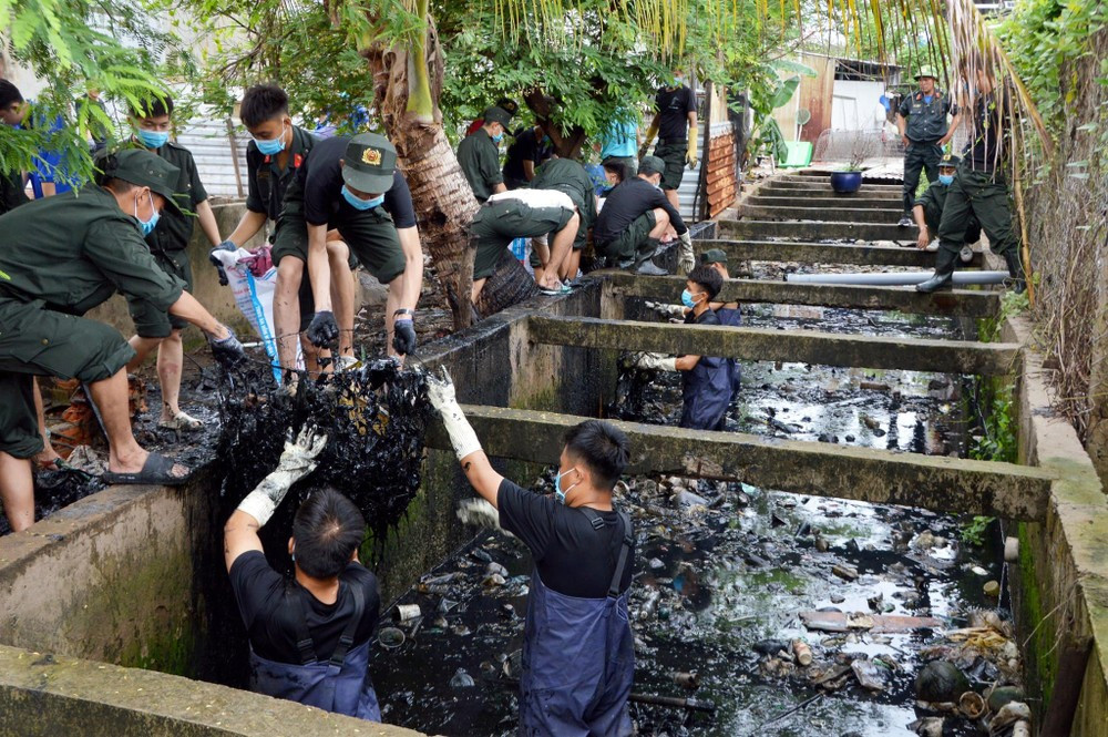 Các bạn trẻ hăng say tham gia các hoạt động, vượt qua "vùng an toàn" của bản thân để dấn thân vào công cuộc chung, góp phần xây dựng xã hội. Ảnh: Tuổi trẻ Nhà Bè Các bạn trẻ hăng say tham gia các hoạt động, vượt qua "vùng an toàn" của bản thân để dấn thân vào công cuộc chung, góp phần xây dựng xã hội. Ảnh: Tuổi trẻ Nhà Bè