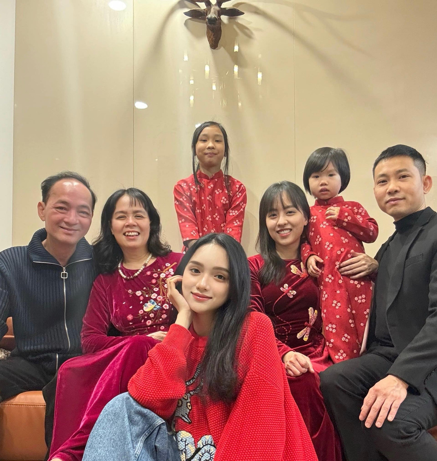 Gia đình Hoa hậu Hương Giang ngập tràn trong sắc đỏ ngày cuối năm.