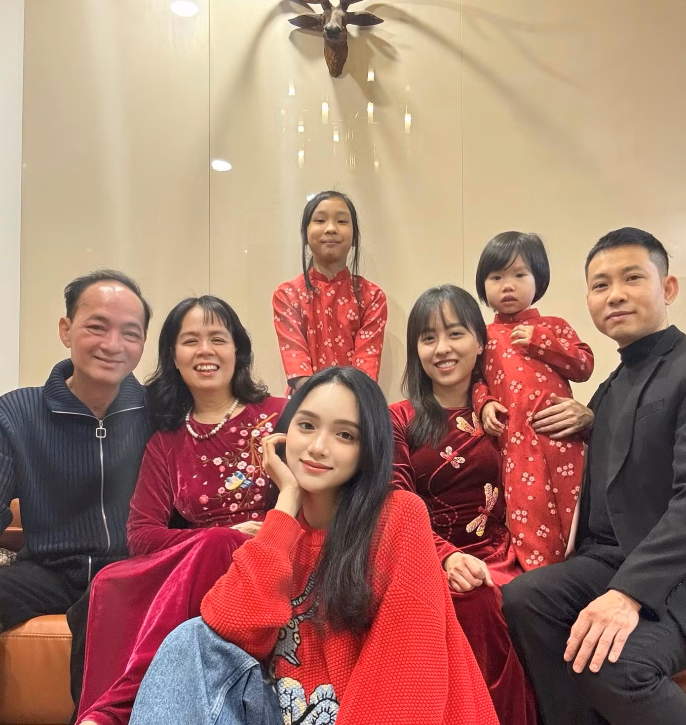 Gia đình Hoa hậu Hương Giang ngập tràn trong sắc đỏ ngày cuối năm.