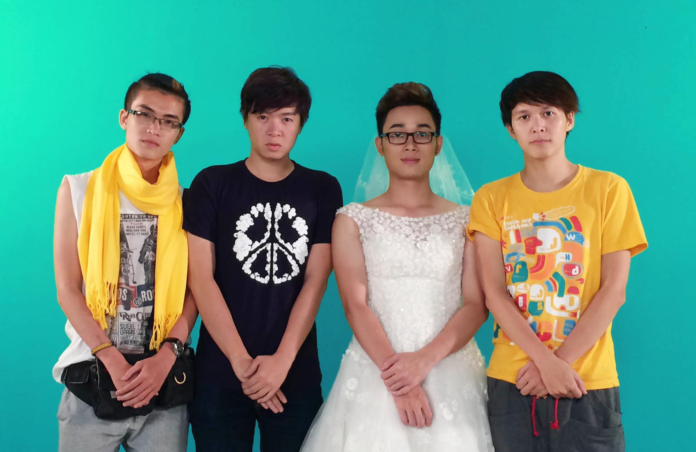 MV được ê-kíp quay bằng điện thoại.