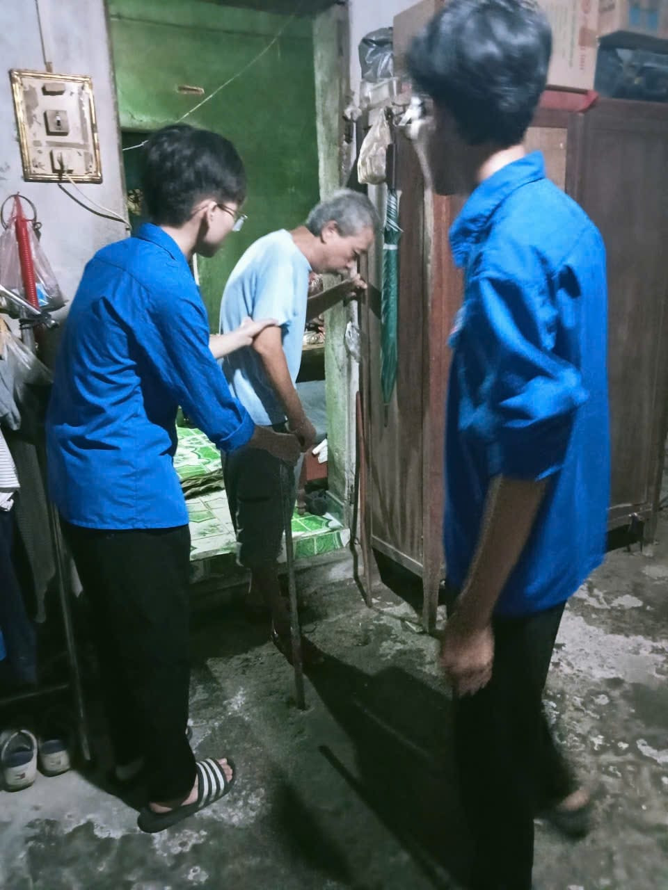 Đoàn viên thanh niên hỗ trợ gia đình có người lớn tuổi di chuyển đến nơi tránh trú bão Ảnh: Đoàn Phường Ngọc Sơn