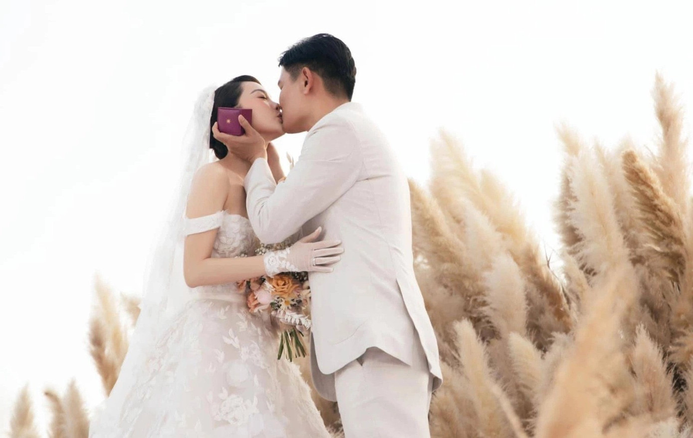 Minh Hằng bất ngờ kết hôn cùng một người ngoài showbiz. Minh Hằng bất ngờ kết hôn cùng một người ngoài showbiz.