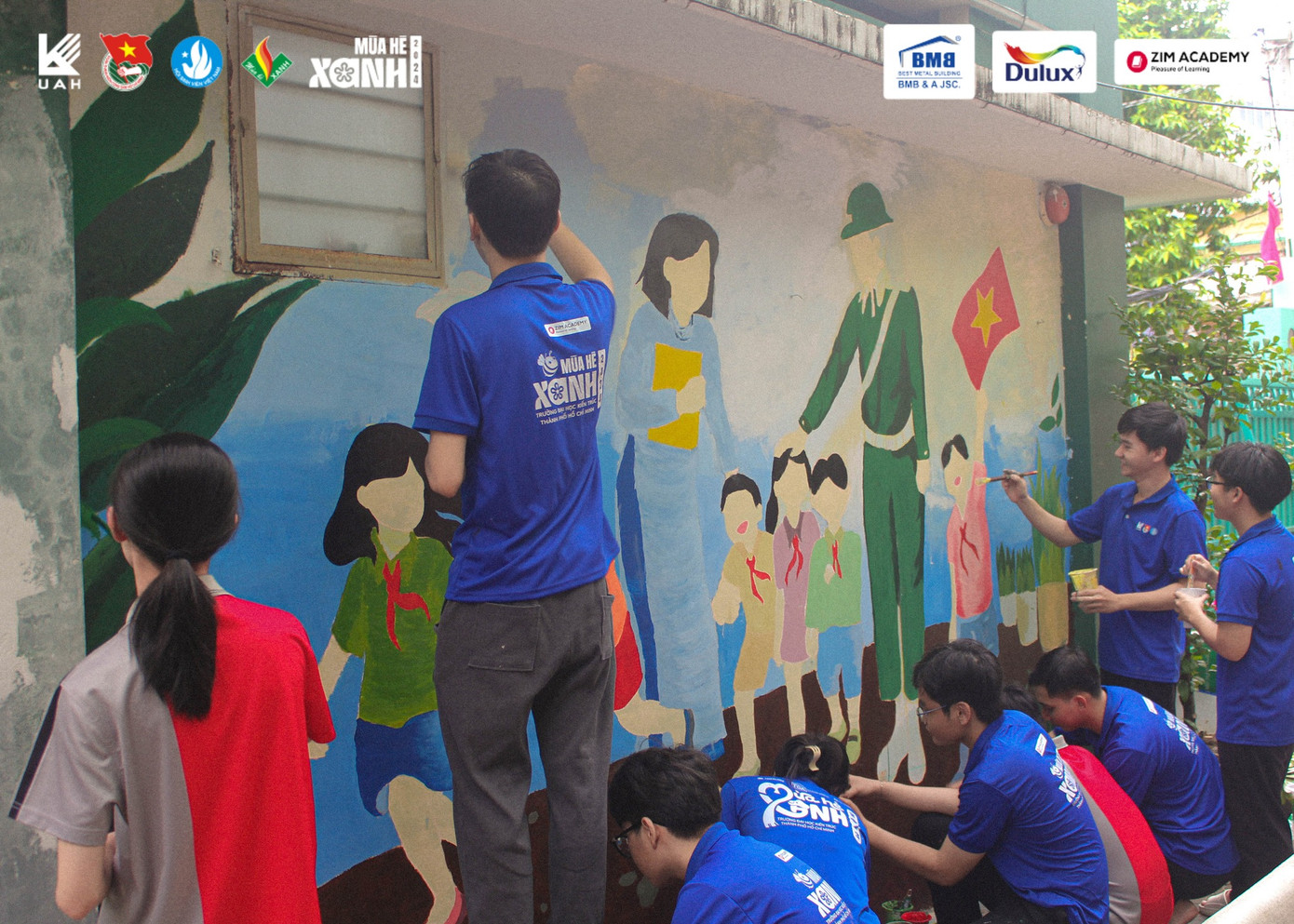Các chiến sĩ tại mặt trận Quận 3 tổ chức ra quân sơn vẽ lại các mảng tường tại trường Tiểu học Trần Văn Đang. Ảnh: Mùa Hè Xanh Kiến Trúc Các chiến sĩ tại mặt trận Quận 3 tổ chức ra quân sơn vẽ lại các mảng tường tại trường Tiểu học Trần Văn Đang. Ảnh: Mùa Hè Xanh Kiến Trúc