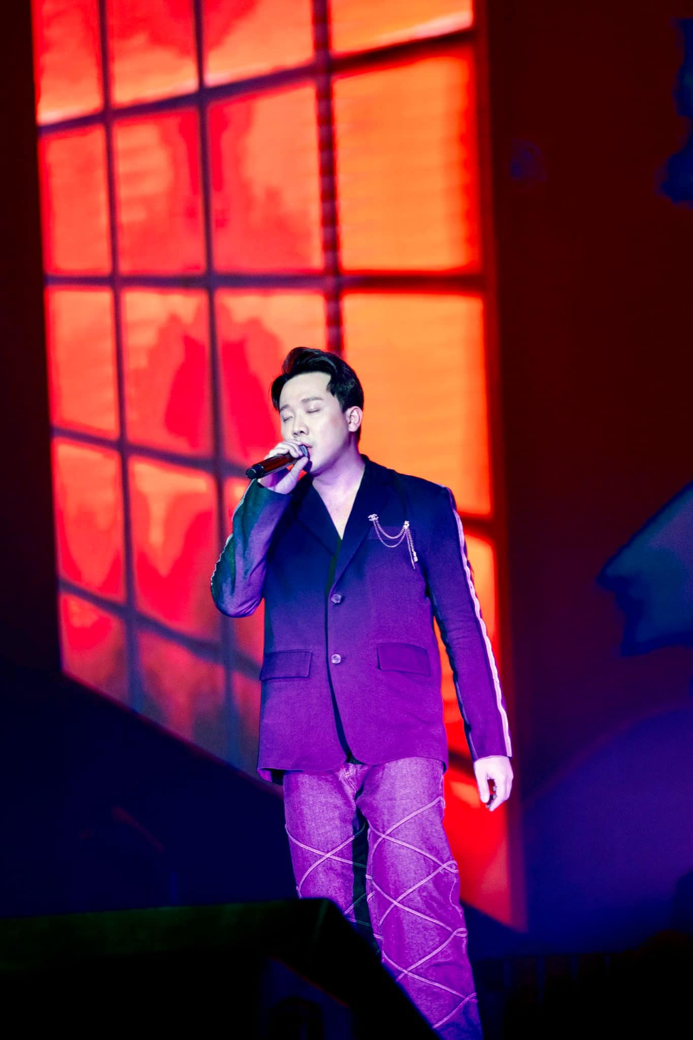 Đạo diễn phim trăm tỷ MAI lần đầu thể hiện ca khúc của bộ phim trên sân khấu. Đạo diễn phim trăm tỷ MAI lần đầu thể hiện ca khúc của bộ phim trên sân khấu.