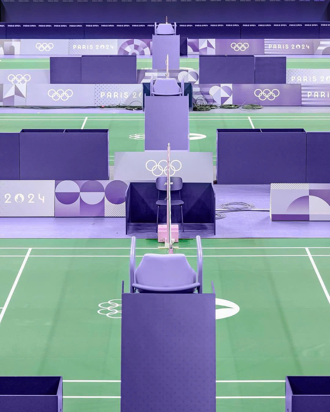 Sân thi đấu môn cầu lông với gam màu tím mộng mơ khiến netizen mê mẩn, thậm chí ARMY cũng "rung rinh" vì cứ ngỡ lại được thấy sân khấu của BTS. Sân thi đấu môn cầu lông với gam màu tím mộng mơ khiến netizen mê mẩn, thậm chí ARMY cũng "rung rinh" vì cứ ngỡ lại được thấy sân khấu của BTS.