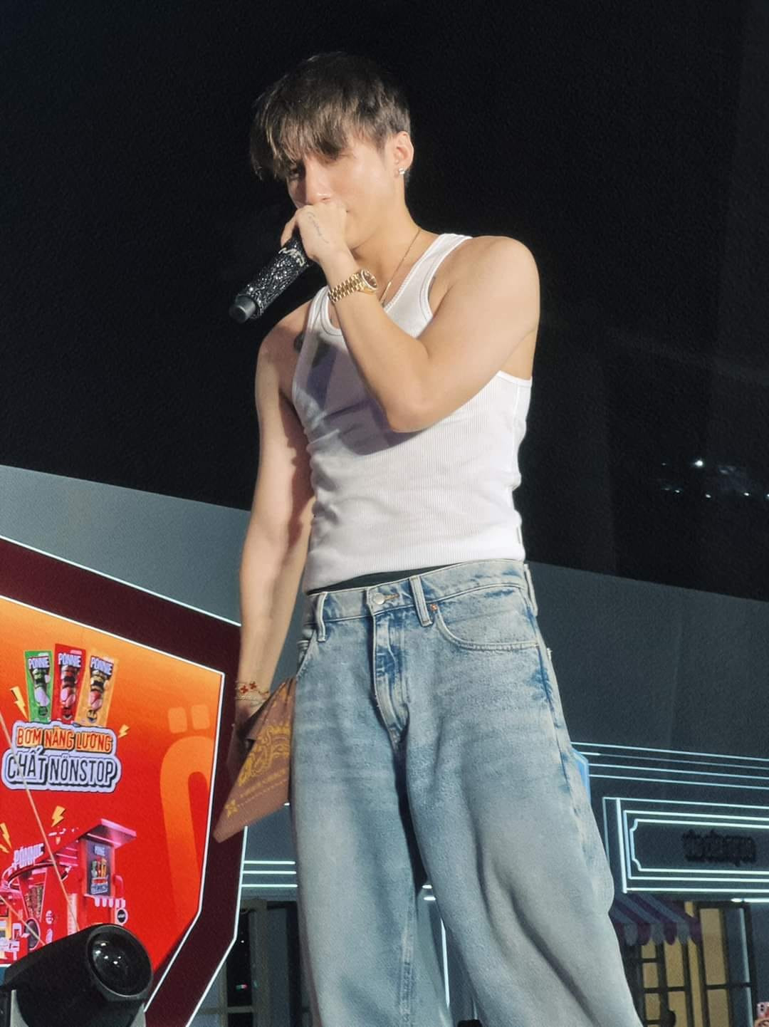 Nam ca sĩ gần đây rất chăm chỉ cởi áo khoe cơ bắp sau khi tập gym đều đặn.