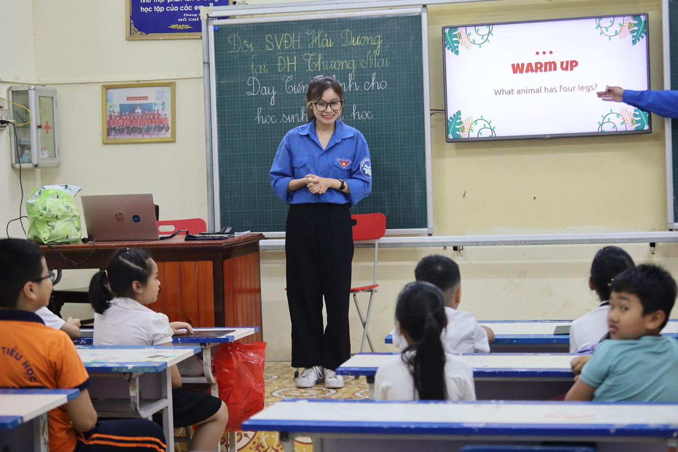 Trong thời gian học, các em sẽ được truyền đạt các kiến thức cơ bản về tiếng Anh, cách phát âm chuẩn, luyện kỹ năng nghe, nói, viết. Qua đó khơi gợi niềm đam mê, yêu thích tiếng Anh cho học sinh, thanh thiếu nhi. Ảnh: Tuổi Trẻ Tứ Kỳ Trong thời gian học, các em sẽ được truyền đạt các kiến thức cơ bản về tiếng Anh, cách phát âm chuẩn, luyện kỹ năng nghe, nói, viết. Qua đó khơi gợi niềm đam mê, yêu thích tiếng Anh cho học sinh, thanh thiếu nhi. Ảnh: Tuổi Trẻ Tứ Kỳ