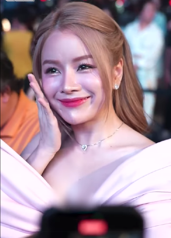 Mie nhận lời mời từ Hồng Thanh tham gia sự kiện ra mắt phim mới.