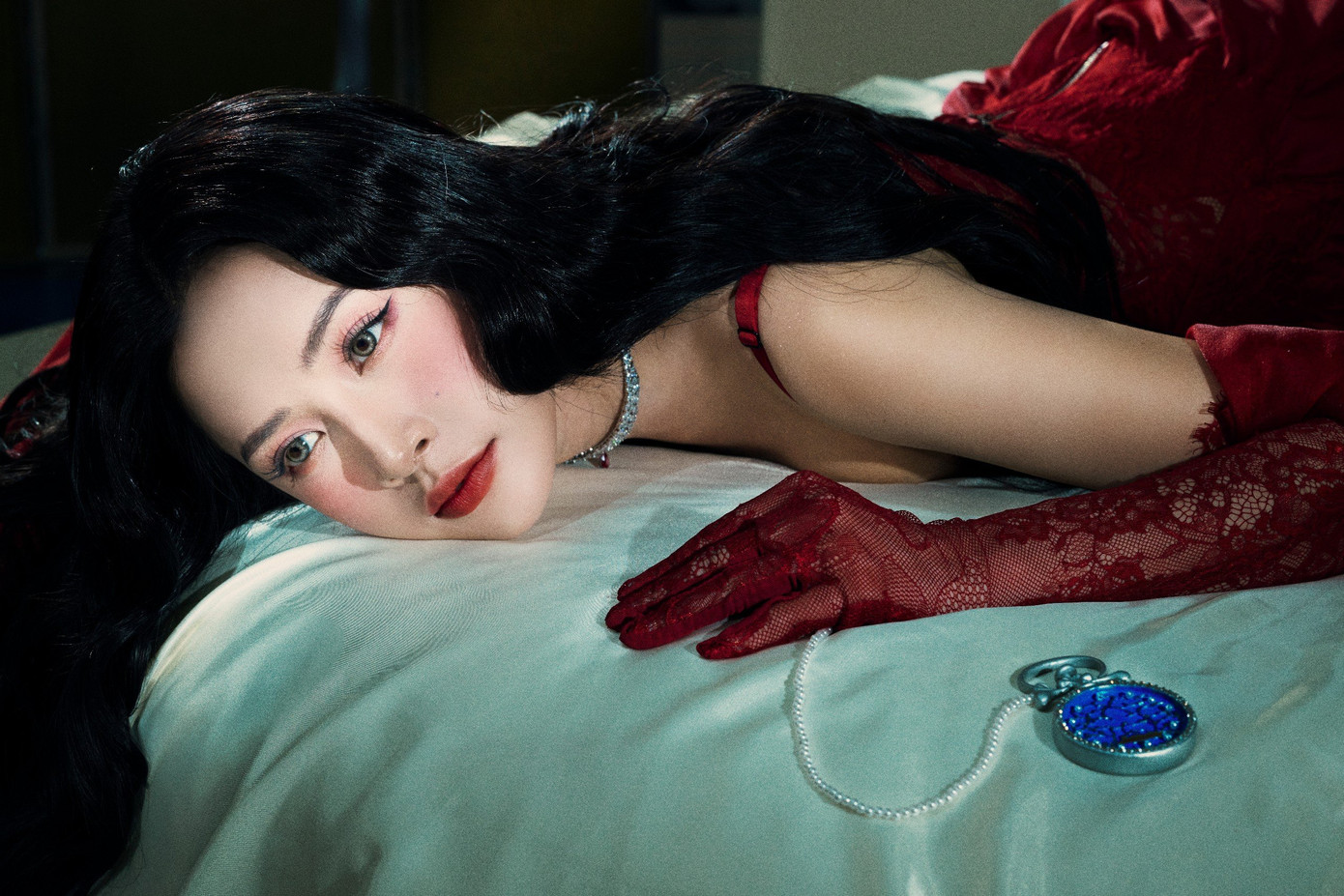 Dung hòa giữa 2 thị trường có lẽ sẽ là một bài toán khó của Chi Pu và ê-kíp. Dung hòa giữa 2 thị trường có lẽ sẽ là một bài toán khó của Chi Pu và ê-kíp.