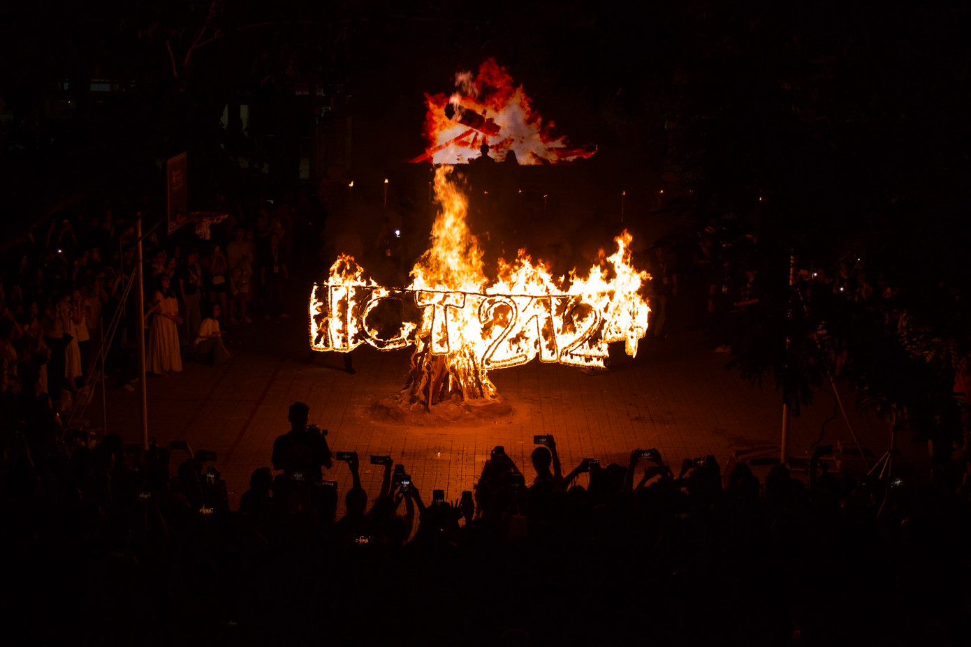 Dù chương trình diễn ra đến tối muộn, nhưng một ngày vừa qua là niềm hạnh phúc khó tả đối với mỗi thành viên của đại gia đình THPT Nguyễn Công Trứ.