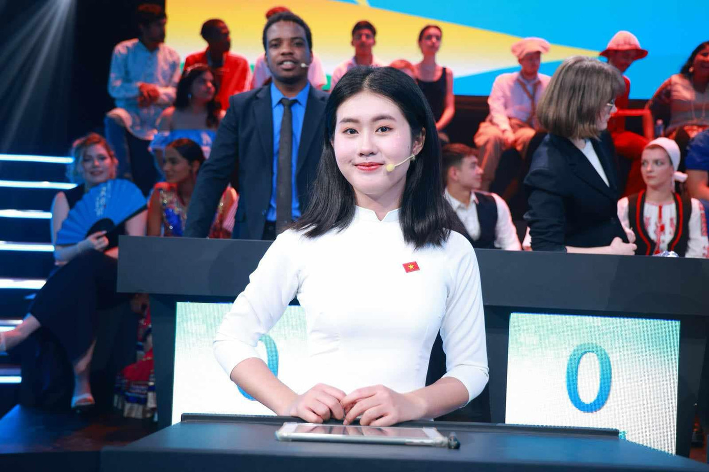 Thanh Trúc tự tin hoàn thành phần thi của mình trong tà áo dài trắng thướt tha. Ảnh: NVCC Thanh Trúc tự tin hoàn thành phần thi của mình trong tà áo dài trắng thướt tha. Ảnh: NVCC