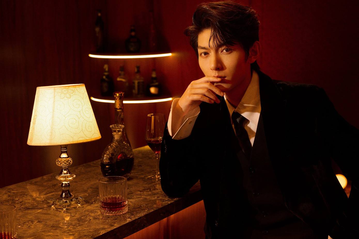 Visual đỉnh cao của Phàn Trị Hân trong MV Finding You khiến fan không ngừng xuýt xoa. Visual đỉnh cao của Phàn Trị Hân trong MV Finding You khiến fan không ngừng xuýt xoa.