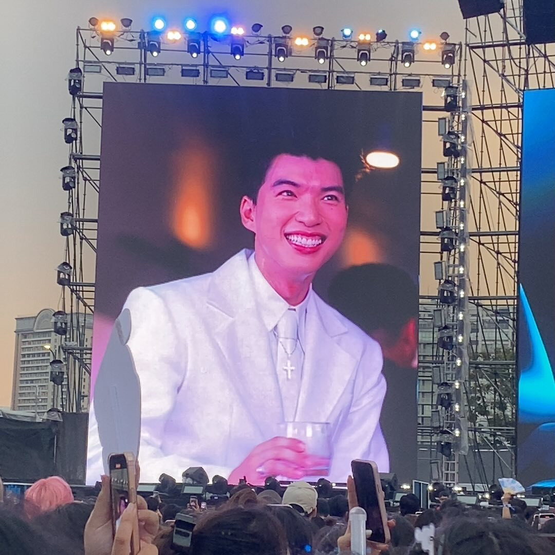 Fan không thoát nổi nụ cười "tỏa sáng" của HIEUTHUHAI trước giờ lên sân khấu. Fan không thoát nổi nụ cười "tỏa sáng" của HIEUTHUHAI trước giờ lên sân khấu.