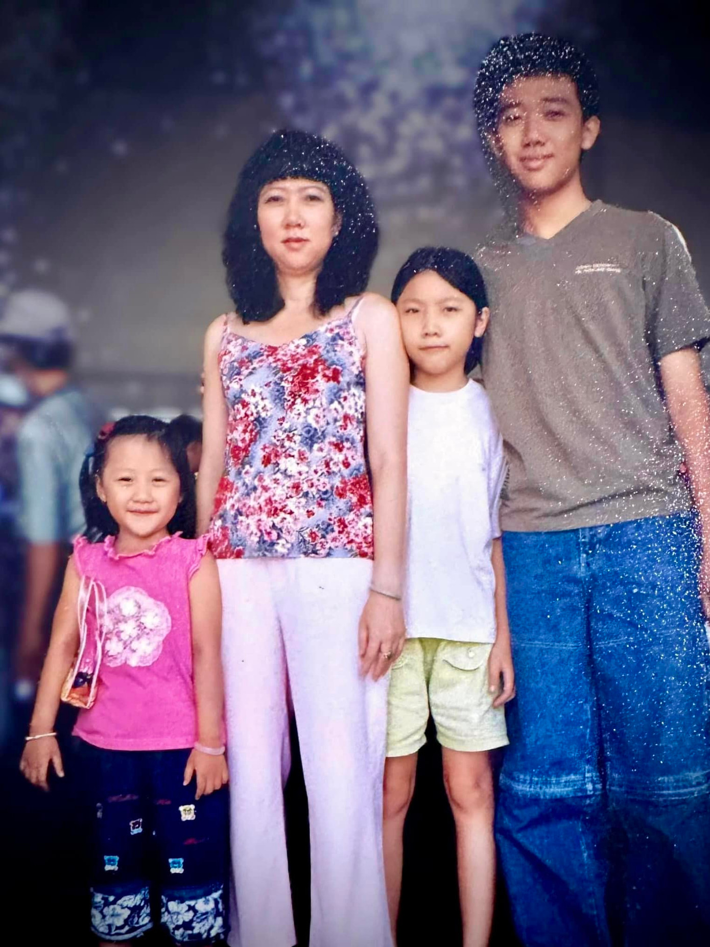 Bức ảnh kỷ niệm của gia đình vừa được Uyển Ân tìm ra khiến Trấn Thành giật mình.