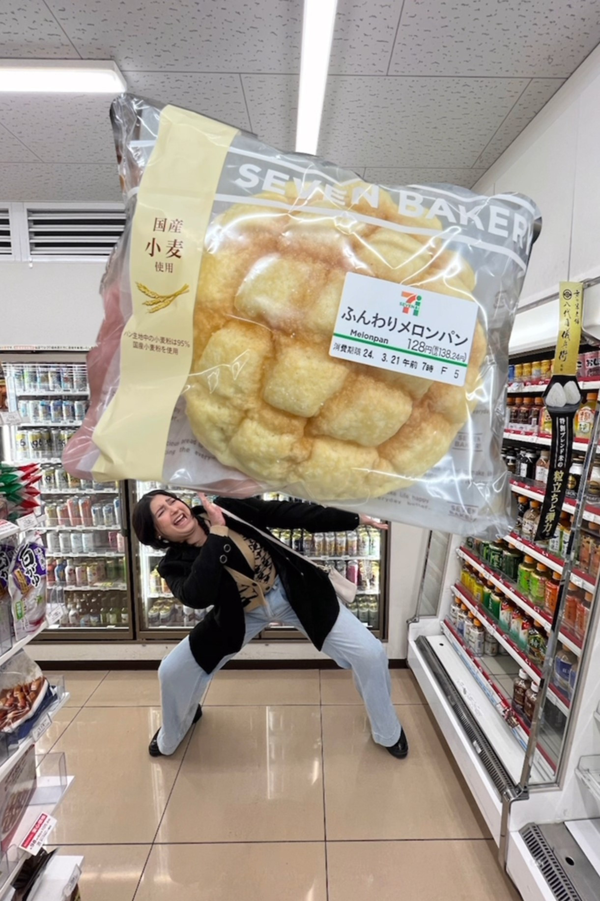 Chụp hình cùng đồ vật khổng lồ là mốt của các bạn trẻ nước ngoài với nhiều cách tạo dáng ấn tượng. (Nguồn: lis.com.au)