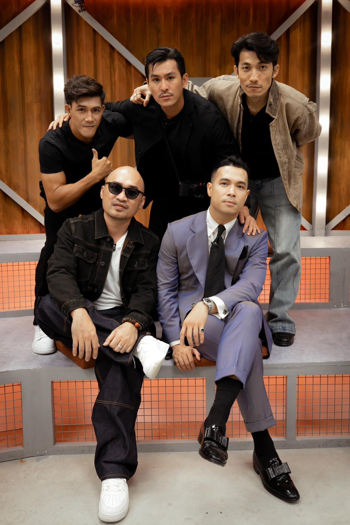 Trương Thế Vinh được các "anh tài" review chỉ toàn diện đồ vest đắt tiền. Trương Thế Vinh được các "anh tài" review chỉ toàn diện đồ vest đắt tiền.