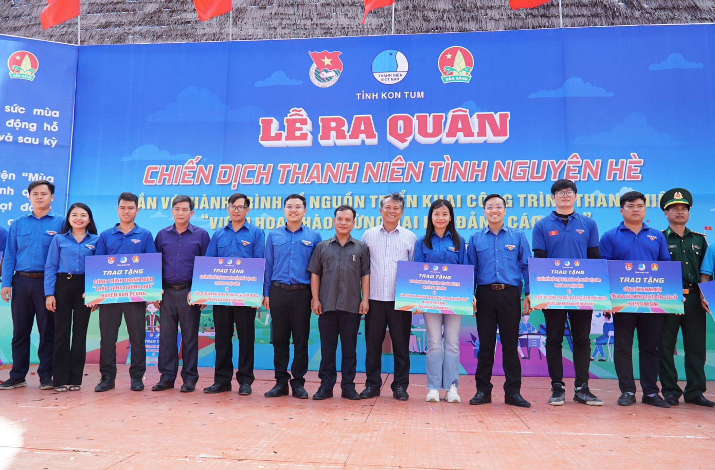 Chiến dịch trao tặng công trình thanh niên “Thắp sáng đường quê huyện Kon Plông”; mô hình bảo tồn nghề truyền thống trị giá 50 triệu đồng và 1 sân chơi cho các em thiếu nhi cho huyện Kon Plông. Ảnh: Báo KonTum Online.