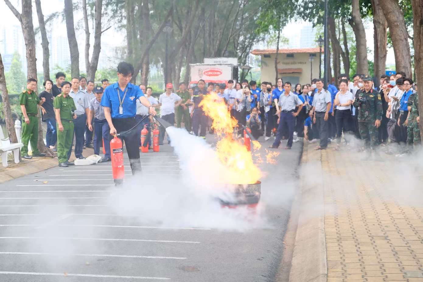 Qua chuyên đề, các tham dự viên đã hiểu rõ hơn công dụng và cách thức hoạt động của hệ thống chữa cháy tự động; được hướng dẫn nhận biết và trải nghiệm dập tắt đám cháy. Ảnh: Đoàn Thanh niên trường Đại học Tôn Đức Thắng.