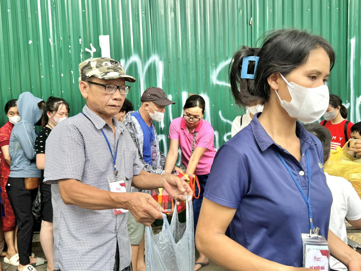 Các thành viên của đội cũng nhận được sự hỗ trợ của các tình nguyện viên khác. Các thành viên của đội cũng nhận được sự hỗ trợ của các tình nguyện viên khác.