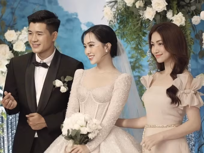 Hòa Minzy tham dự đám cưới của cầu thủ Hà Đức Chinh.