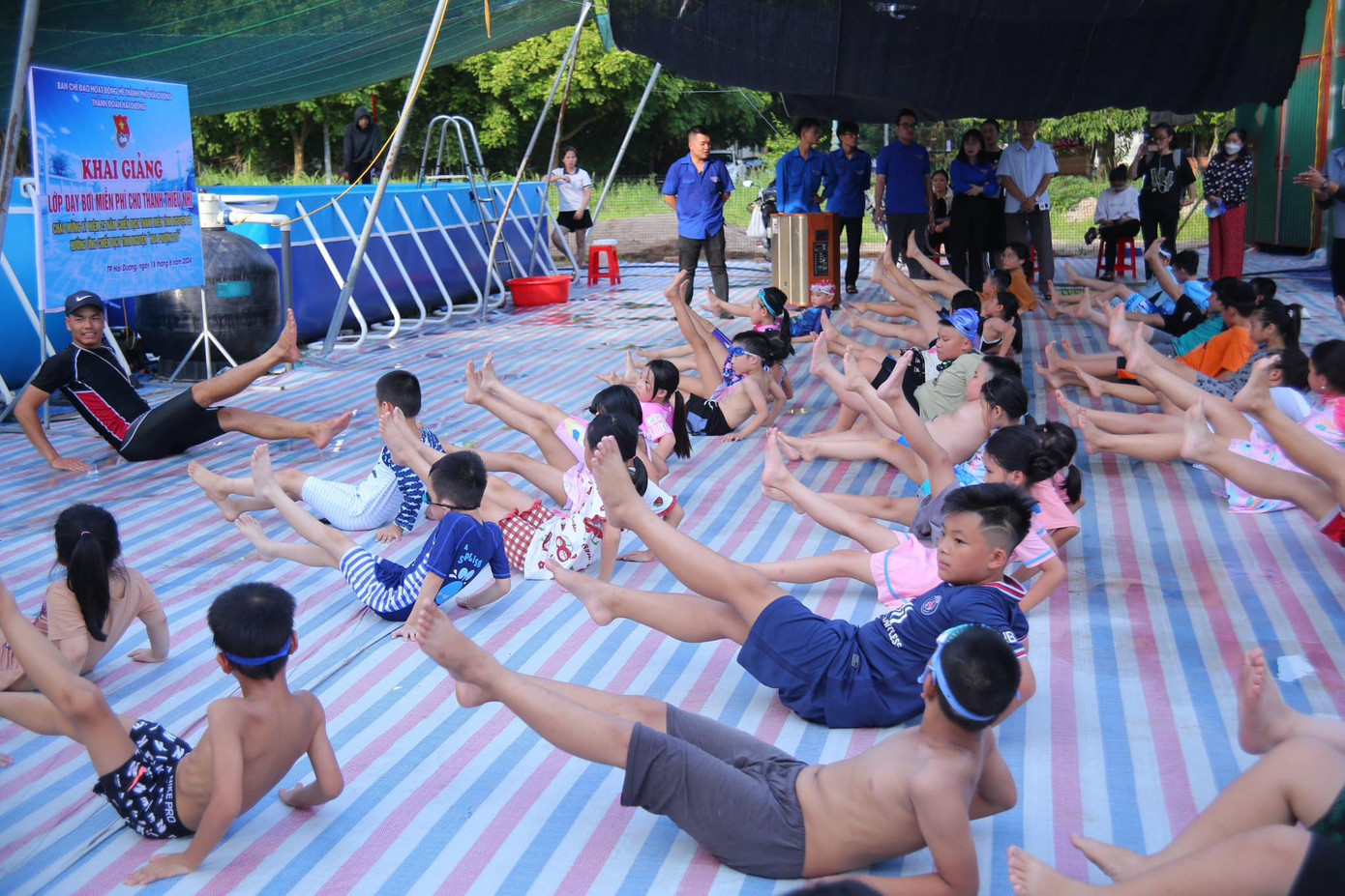 Việc tổ chức các lớp dạy bơi miễn phí nhằm trang bị kỹ năng, ứng phó thoát hiểm khi gặp tình huống khẩn cấp, góp phần giảm thiểu các vụ tai nạn thương tích, đuối nước ở trẻ em trên địa bàn thành phố. Ảnh: Thành đoàn Hải Dương Việc tổ chức các lớp dạy bơi miễn phí nhằm trang bị kỹ năng, ứng phó thoát hiểm khi gặp tình huống khẩn cấp, góp phần giảm thiểu các vụ tai nạn thương tích, đuối nước ở trẻ em trên địa bàn thành phố. Ảnh: Thành đoàn Hải Dương