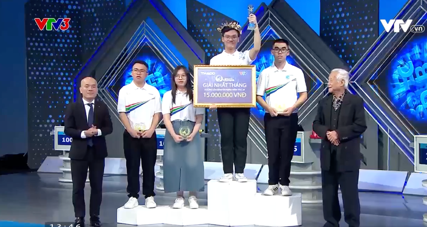 Giây phút nhận phần thưởng đầy tự hào của các thí sinh. Giây phút nhận phần thưởng đầy tự hào của các thí sinh.