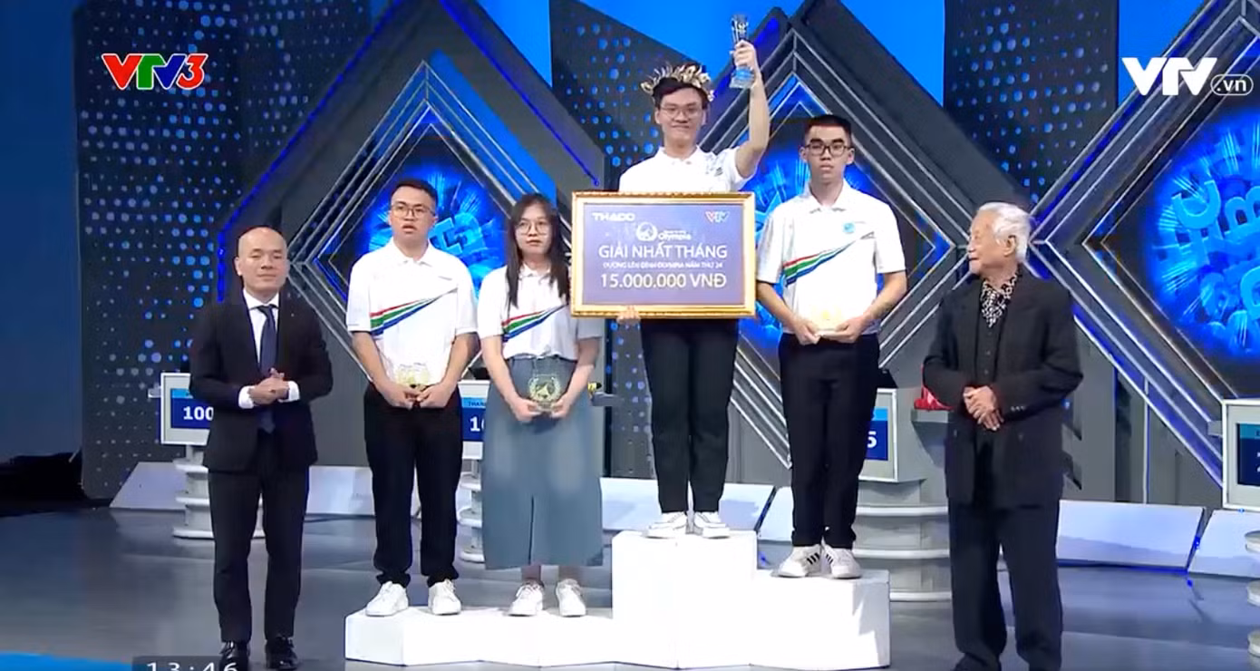 Giây phút nhận phần thưởng đầy tự hào của các thí sinh.