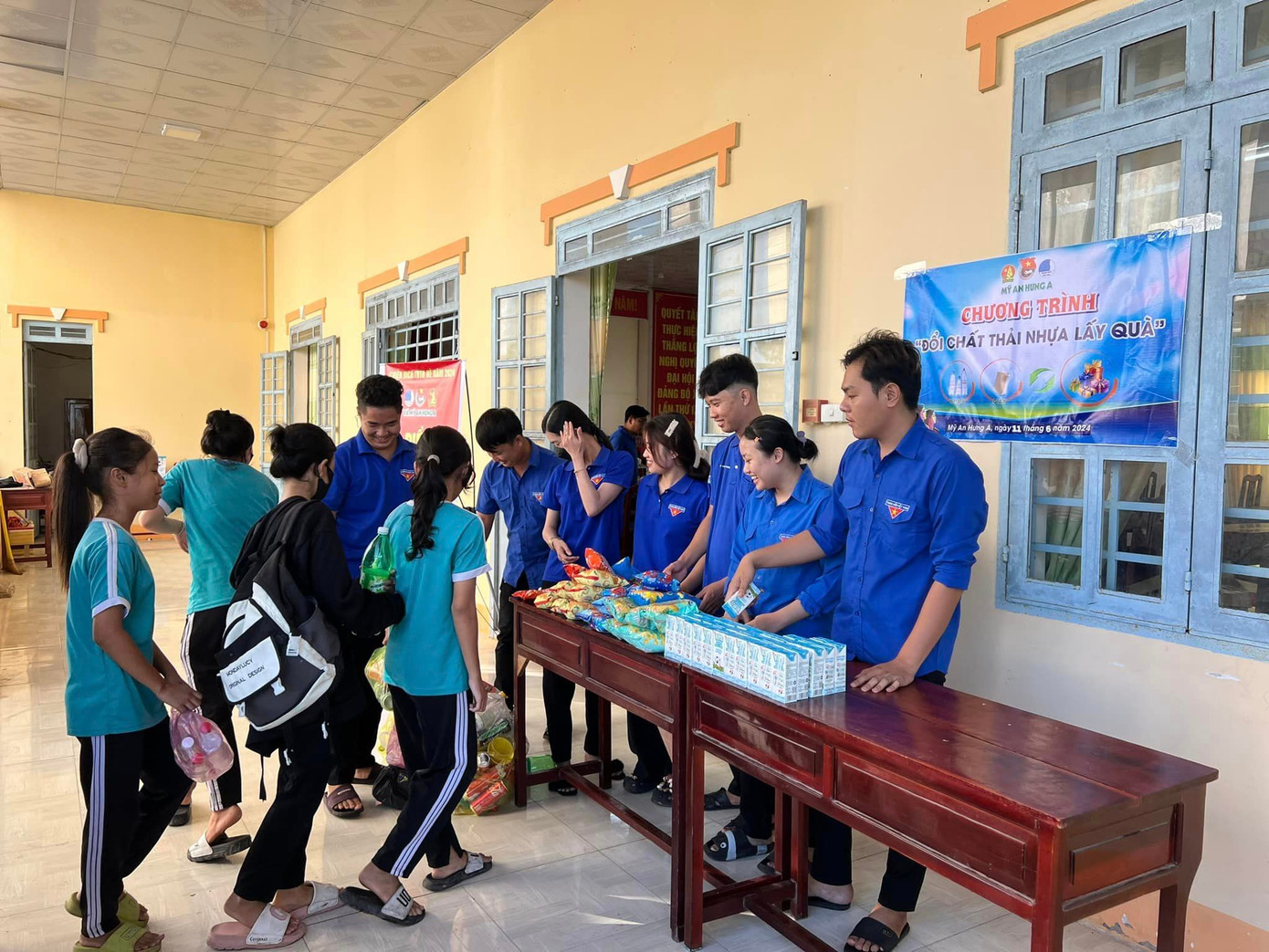 Hoạt động nhằm tuyên truyền, nâng cao ý thức bảo vệ môi trường qua những hoạt động thường ngày như hạn chế sử dụng túi nilon, bỏ rác đúng nơi quy định, phân loại rác tại nguồn. Ảnh: Thanh Niên Xã Mỹ An Hưng A