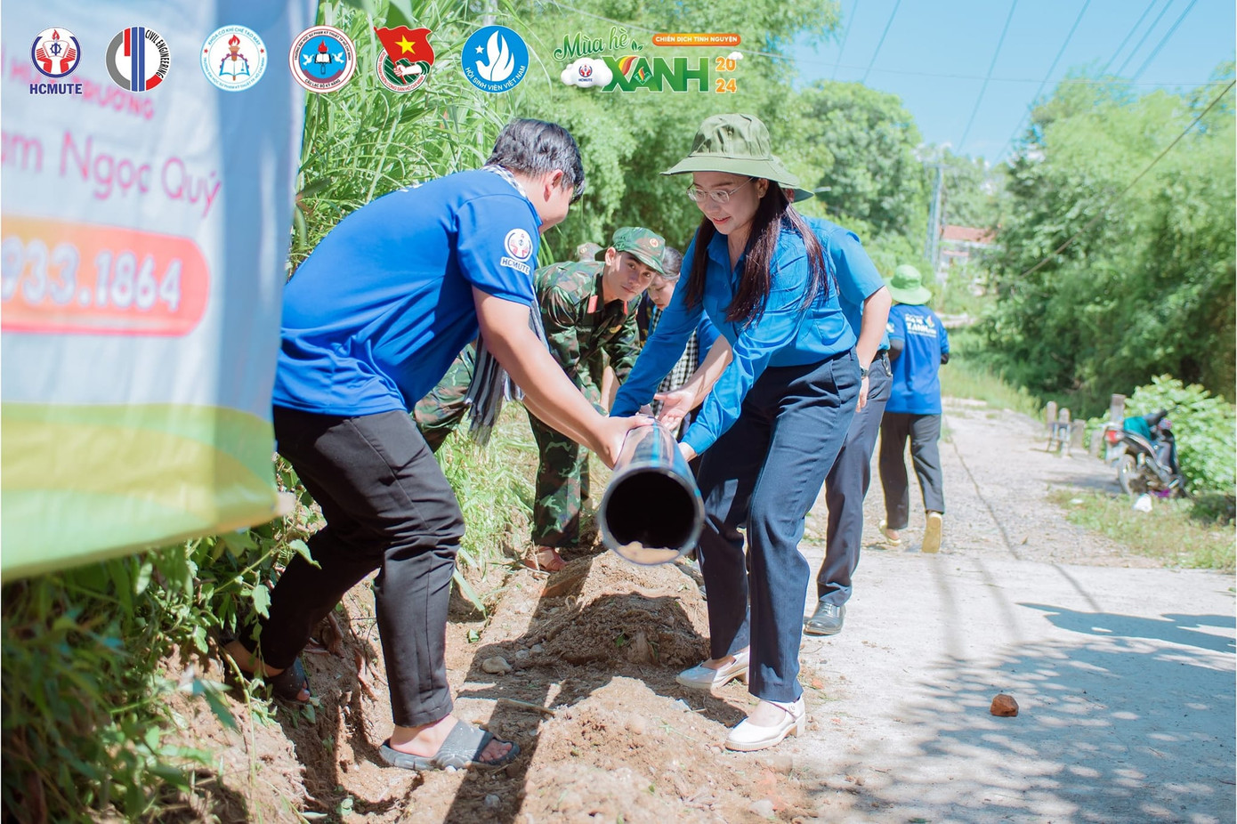 Đồng chí Nguyễn Thị Duy Trang cùng tham gia thực hiện nhiệm vụ lắp đặt đường ống nước với các chiến sĩ Mùa Hè Xanh. Ảnh: Thông tin Đoàn - Hội Khoa Xây dựng Đại học HCMUTE