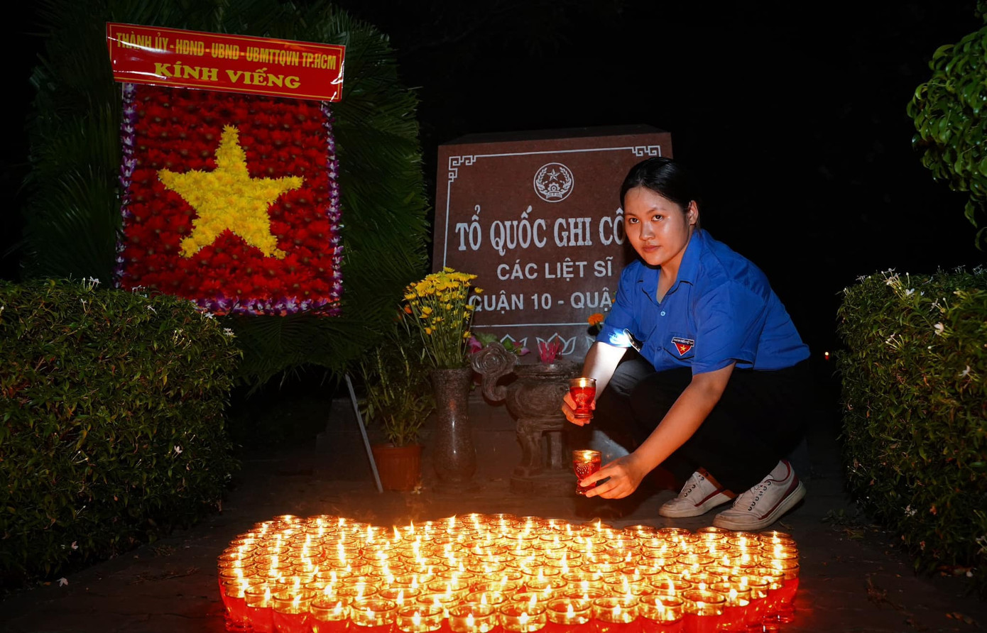 Đoàn viên, thanh niên tham gia hoạt động thắp nến tri ân các anh hùng liệt sĩ. Đoàn viên, thanh niên tham gia hoạt động thắp nến tri ân các anh hùng liệt sĩ.
