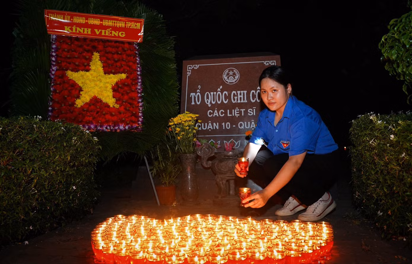 Đoàn viên, thanh niên tham gia hoạt động thắp nến tri ân các anh hùng liệt sĩ.