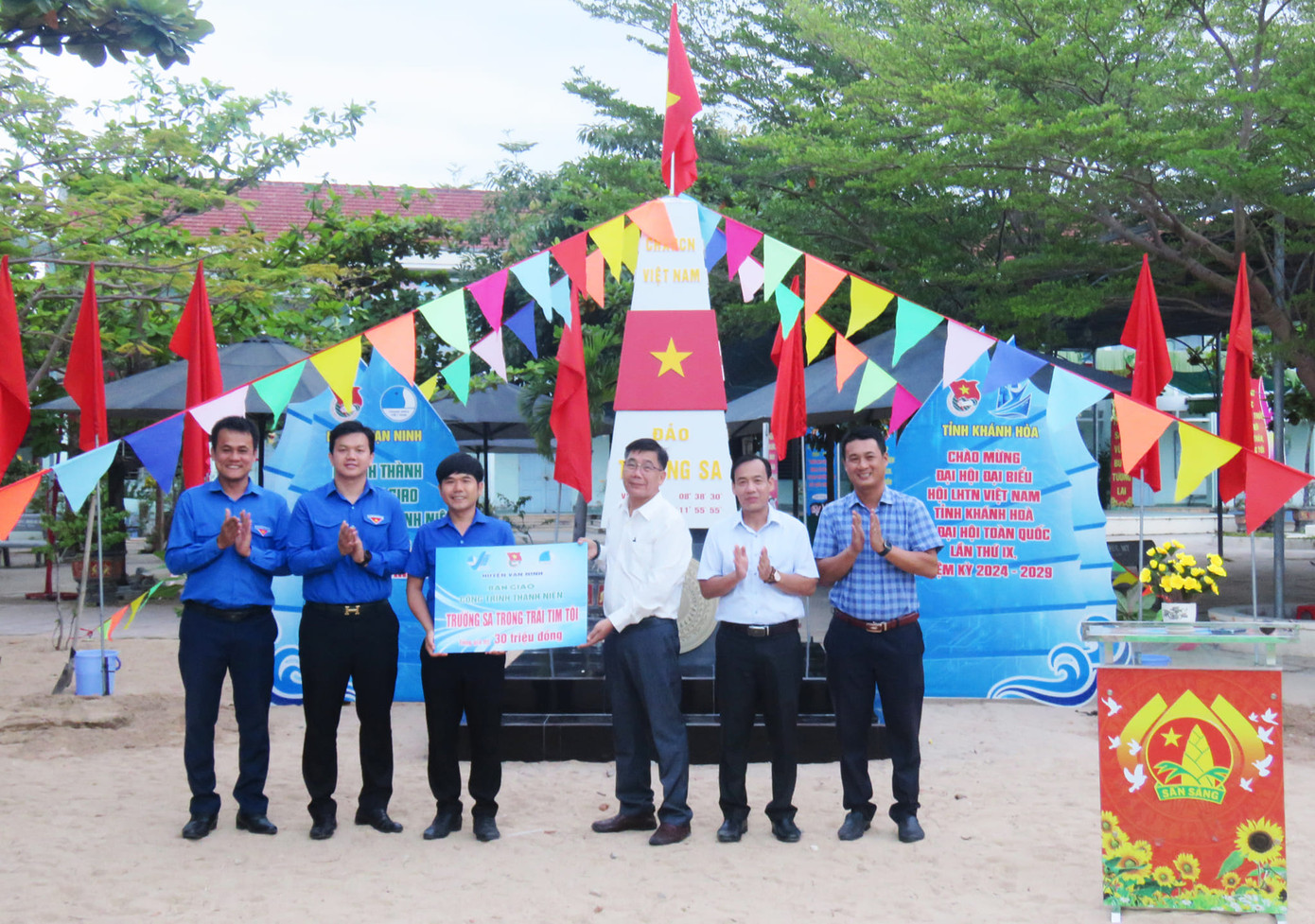 Lễ khánh thành và bàn giao công trình thanh niên “Trường Sa trong trái tim tôi” cho Trường Tiểu học Vạn Giã 1. Ảnh: Báo Khánh Hòa Online