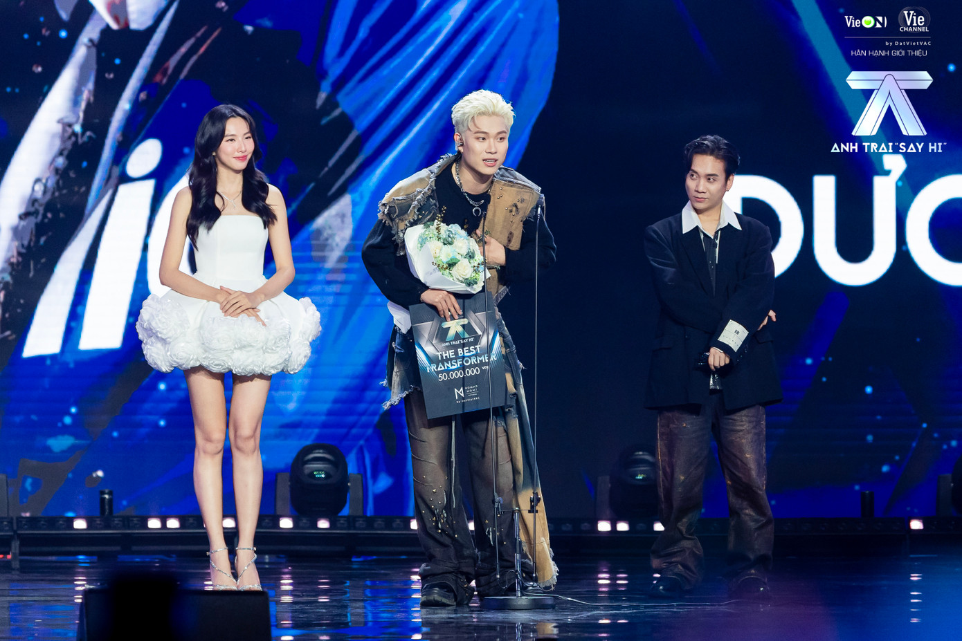 Dương Domic đạt giải "anh trai thay đổi ấn tượng nhất". Dương Domic đạt giải "anh trai thay đổi ấn tượng nhất".